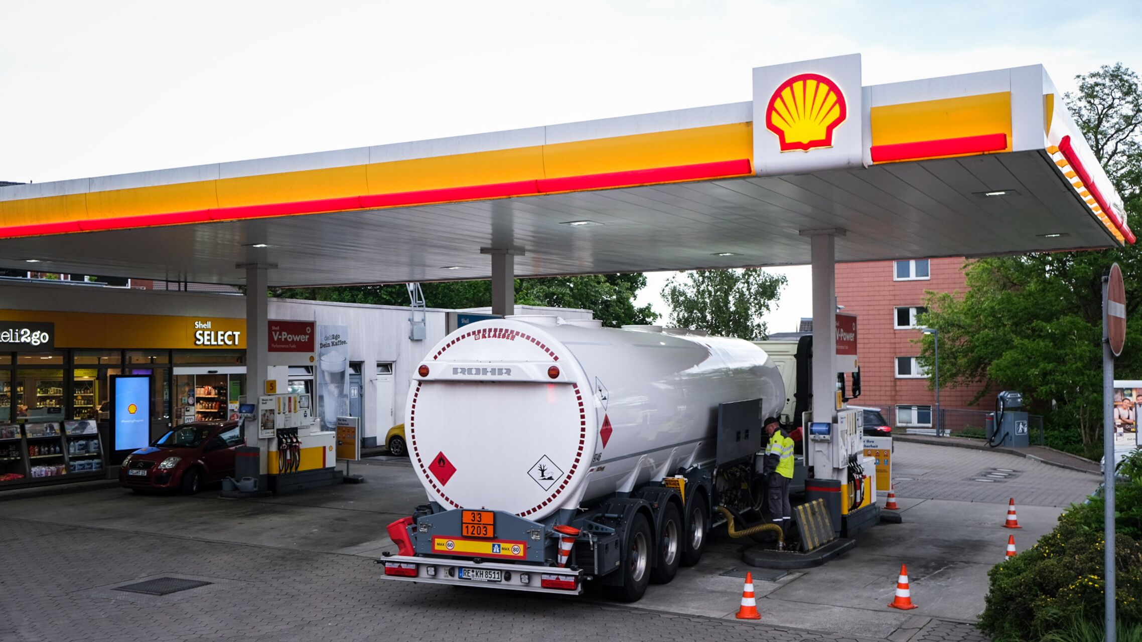 Ansturm dänischer Autofahrer: Tankstellen haben kein Benzin mehr in den  Tanks 