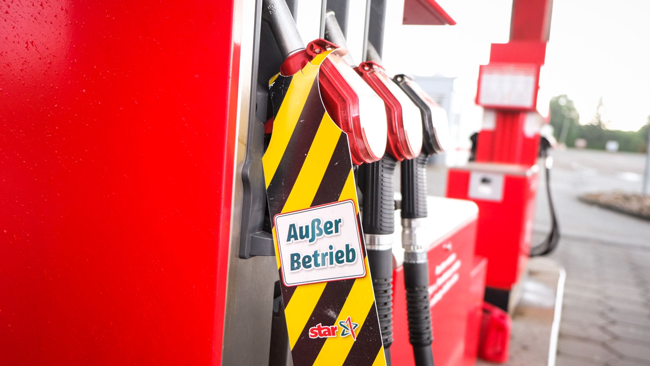 Ansturm dänischer Autofahrer: Tankstellen haben kein Benzin mehr in den  Tanks 